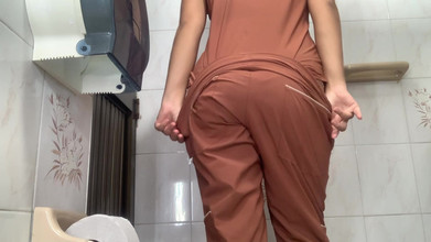 pampammedallo: Mear de mujeres al azar en los baños