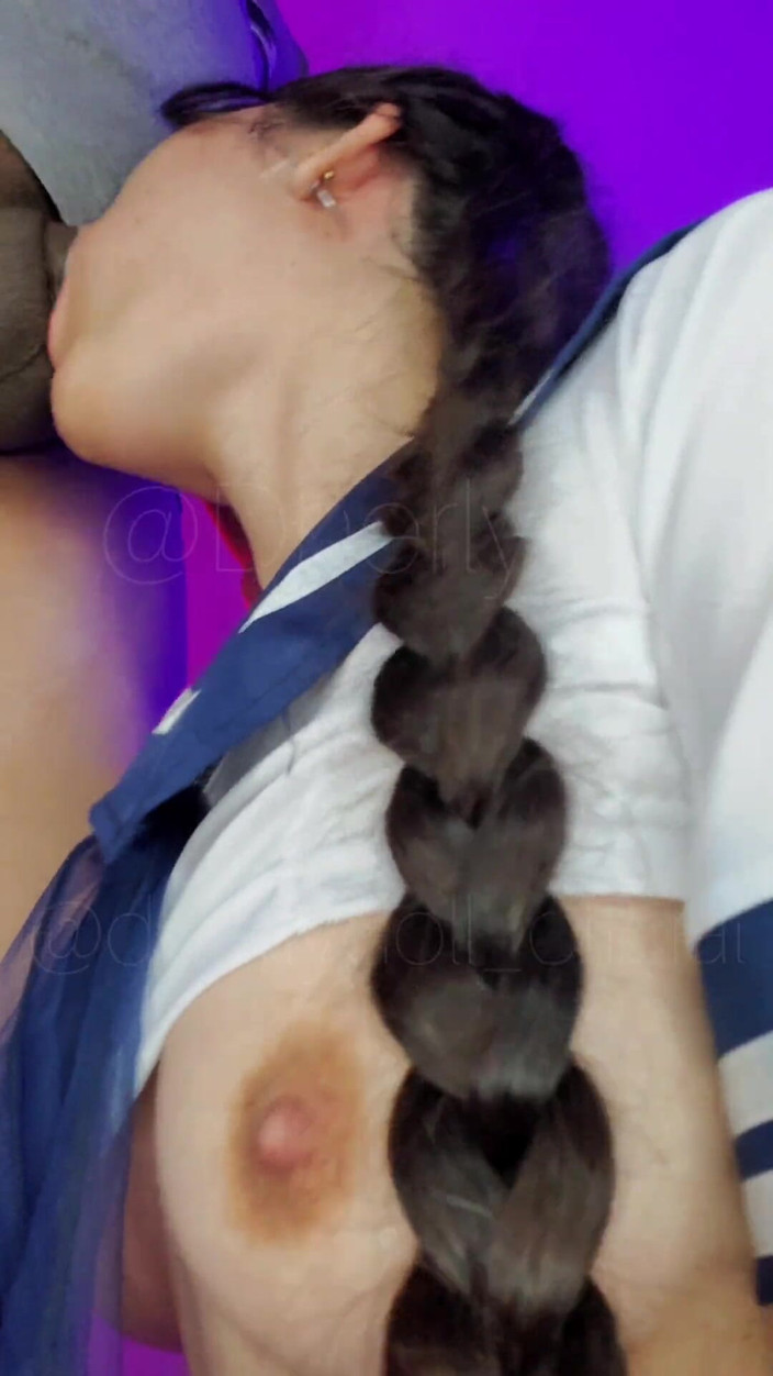 DherlyDoll: 让辣妹吮吸我的鸡巴！