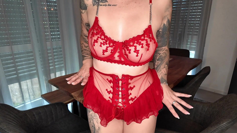 Nina Devil: Ik verleid je in sexy rode lingerie in mijn eetkamer!