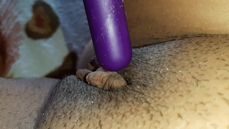 Lesbian-illusion: Amcığım damlıyor ve şişmiş klitorisim vibratörden yoğun bir orgazmdan titriyor
