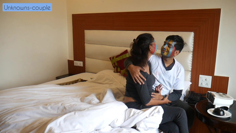 the last man: El chico del servicio de habitaciones Ravi visita a Rachna...