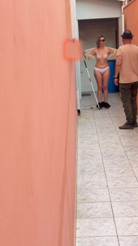Joacă Freeze Tag cu fata oarbă pe alee