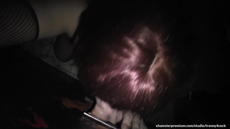 Tranny 4 cock: Cocksucking v kině u gloryhole dálnice