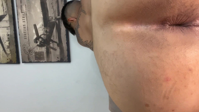 Julian Shul: Pria Berotot Mendorong Kemaluannya Ke Pantatku