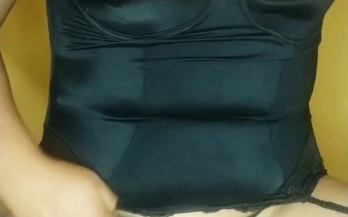 Carla Villalobos: Gadis nakal dan gadis sange lagi asik masturbasi dan kencing...