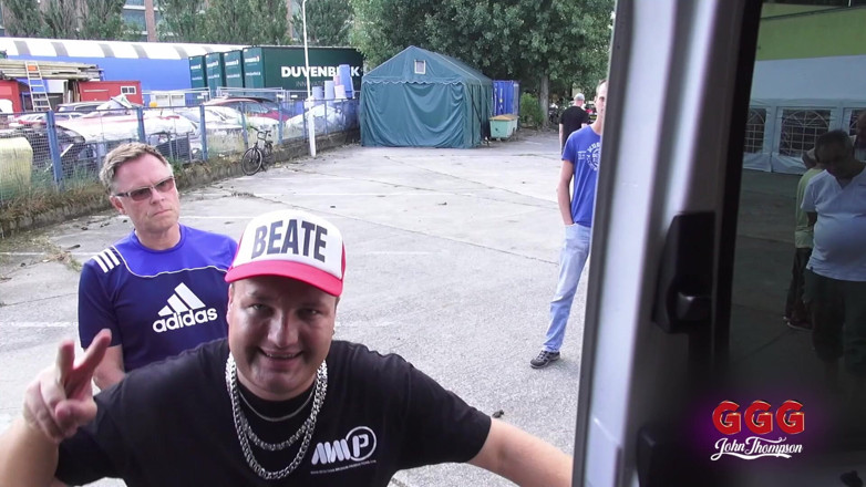 Threesome and GangBang: Une salope tatouée suce plusieurs bites dans une voiture et...