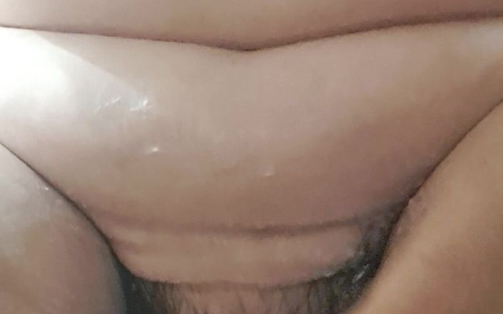 Mommy big hairy pussy: Üvey annenin kıllı amını yıkıyor
