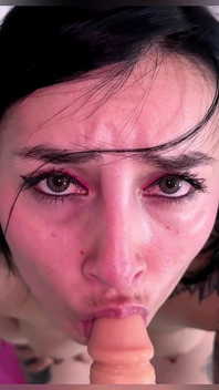 Mi masturbo in videochiamata per il mio ragazzo
