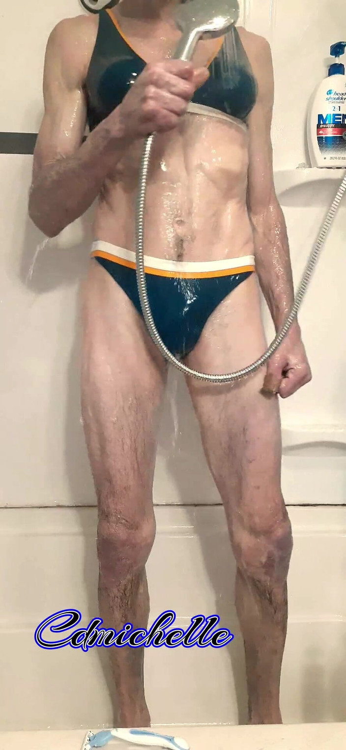 Crossdressers Cd Michelle wearing sexy lingerie: Crossdresser cdmichell穿着蓝色两件泳衣