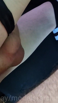 Odebrany na autostradzie i zerżnięty w samochodzie przez Sissy Femboy w pończochach bez prezerwatywy! Napełniliśmy to wszystko spermą!