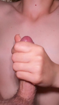 Minha meia-irmã de 18 anos com peitos pequenos concordou com uma punheta rápida.
