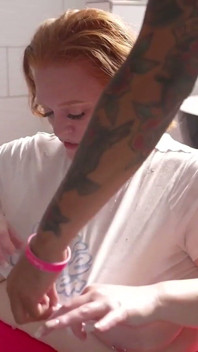 BBW Julie ginger Fluffs für einen bbc-gangbang in einem schlampigen Blowbang