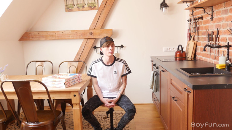 BoyFun Solo: Twink Pizza chlap dodává tvrdého ptáka ve trojce