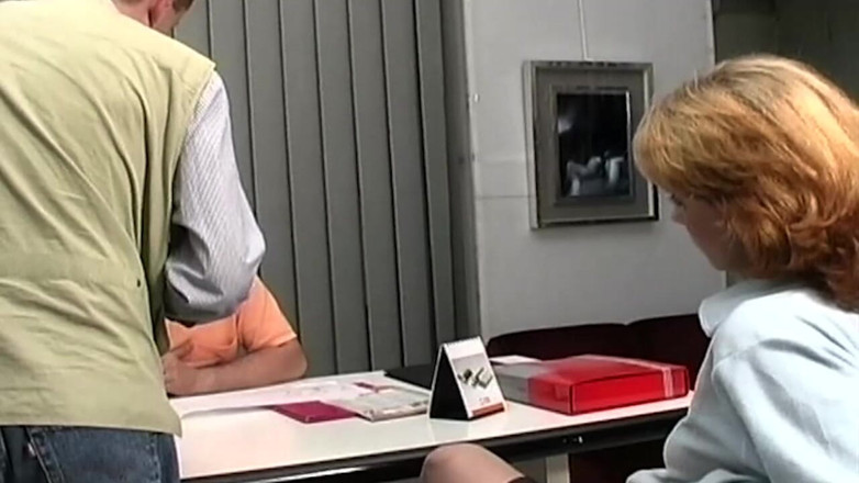 THAGSON MILFS: Het harige poesje van een geile milf werd uitgerokken en...