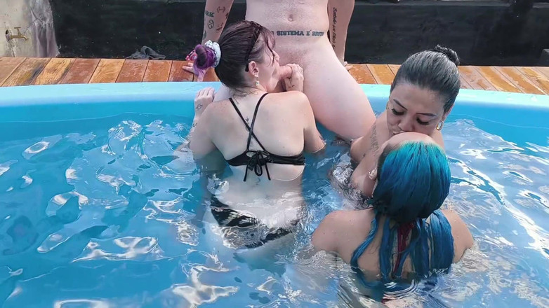 Carmona's films: 세 명의 장난꾸러기 친구가 Xerecard로 수영장 주인에게 돈을 지불하고 있습니다