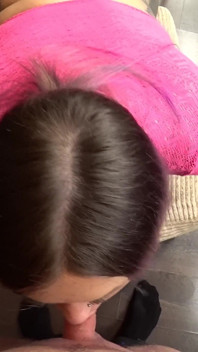 Hàng xóm dâm đãng với cặp mông to bị đụ vào miệng trong hành lang