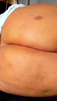 Deitado de lado, tremendo meu rabo grande e se abrindo extremamente close-up para cam