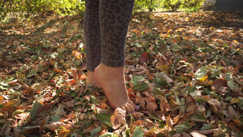 Teasecombo 4K: Laisse croquant sous les pieds asmr