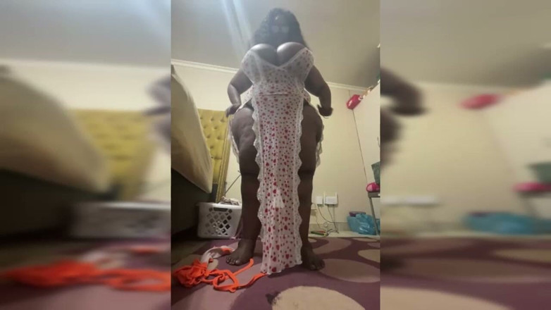Legendary Booty Overdose: İri güzel kadın orta yaşlı seksi kadın striptiz yapıyor