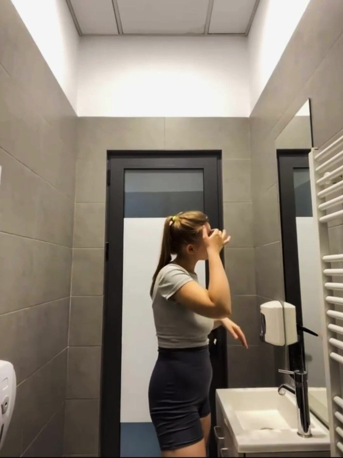 JuiceLussie: Veřejné kouření se spoustou slin