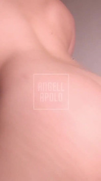 Balla in biancheria intima e si spoglia vicino alla telecamera - adoro quanto sia sexy