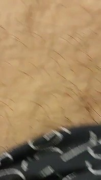 나는 털이 무성한 소년이 내 다리와 자지