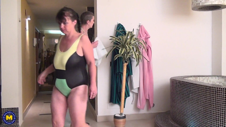 Mature NL: 熟女放松并赤身裸体