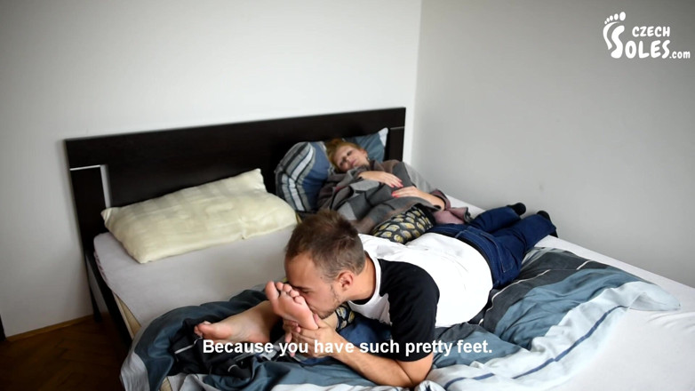 Czech Soles - foot fetish content: Emocionada por sus grandes pies descalzos en su cara