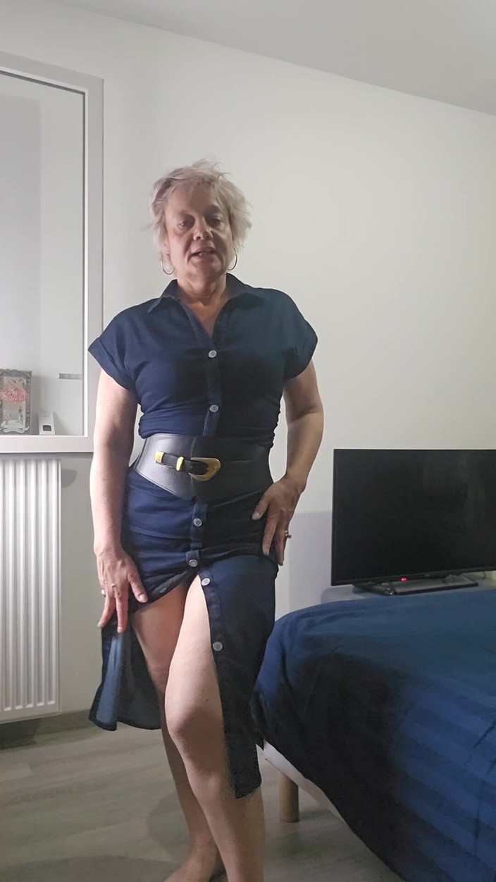 Sofy13: Bir MILF Orospu Striptizi