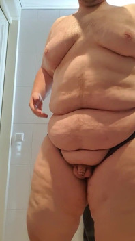 Grasso nudo prima del bagno