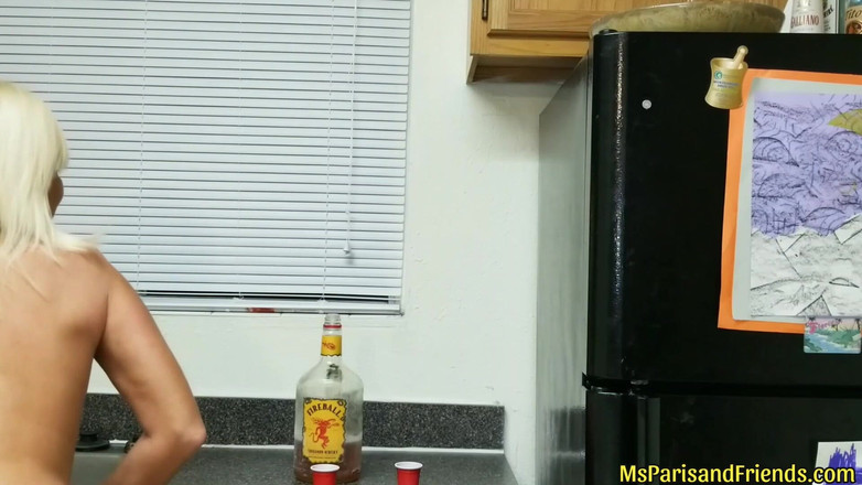 Ms Paris and Friends: Pokud se nudíte nebo ne, šukání je vždy dobrý nápad