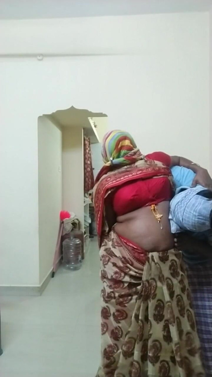 Saranya: Hermanastro folla