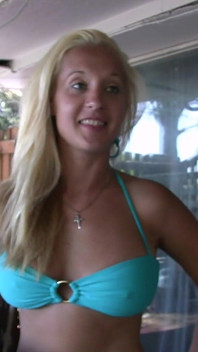 Lexi Lee esfrega uma na varanda da nossa praia