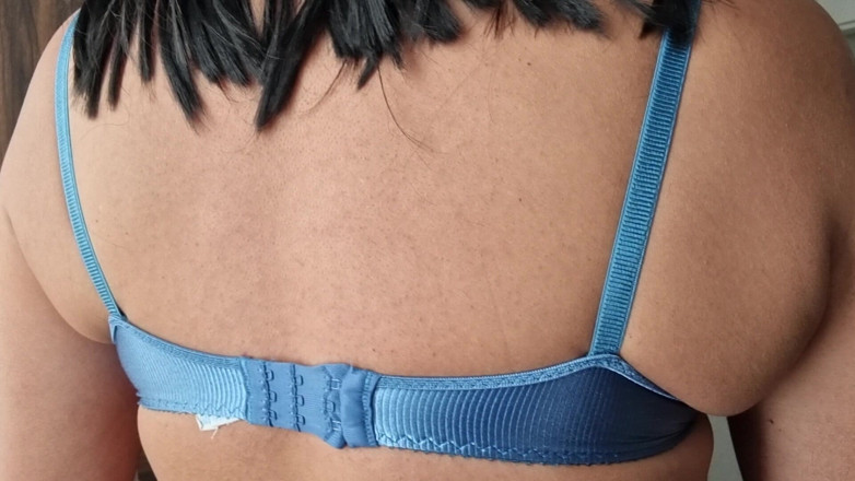 Only bras: Membelai payudara saya yang keras dan tegas di bawah coli...