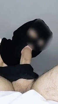 彼女は私の家に侵入し、私は彼女に私のチンコをしゃぶらせました。