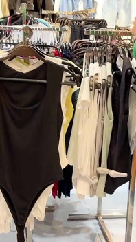 Halka açık soyunma odasında mastürbasyon yapıyorum