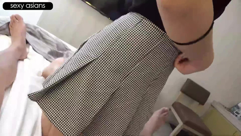 Asian cutie: Une employée de location souriante se fait plonger dans un...