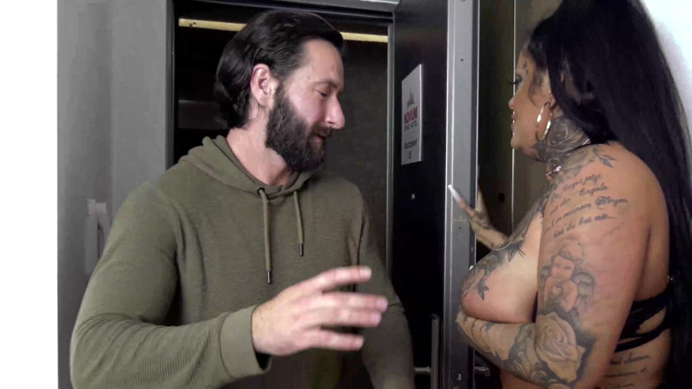 Big Boobs Babe: Oturma odasındaki partiden sonra - canavar boynuzları var ve hemen istiyor