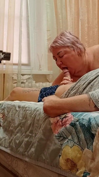 Рот свекрухи змушує мій член кінчати