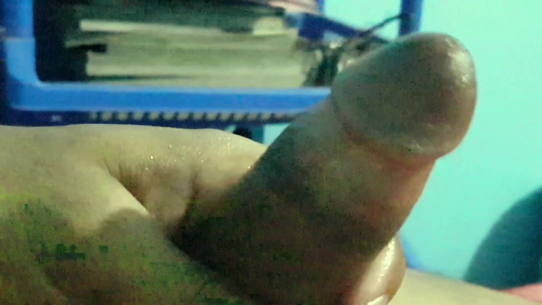 Xujjal: Un giovane ragazzo massaggia il suo pene a lungo ma...