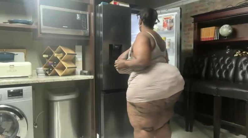 Legendary Booty Overdose: Ebenholz-MILF stöhnt und stripteasing in der küche