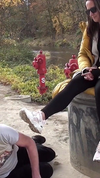 Lamiendo zapatillas muy embarradas