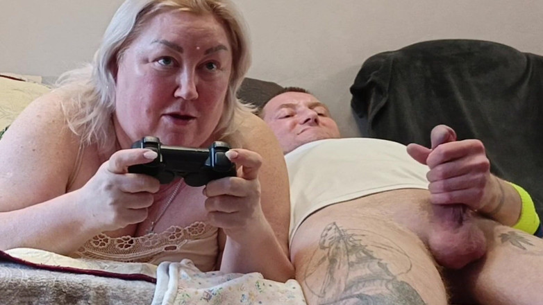 Zona901: Dia menyela permainan ibu tirinya di konsol, menyetubuhinya di mulutnya...