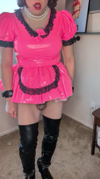 La cameriera sissy gioca con se stessa con bondage, enormi dildo e castità