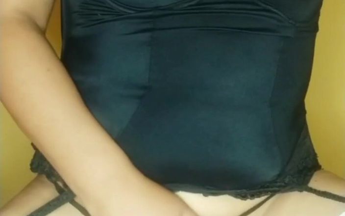 Carla Villalobos: Распутная и возбужденная молодая девушка мастурбирует и писает в ее трусиках