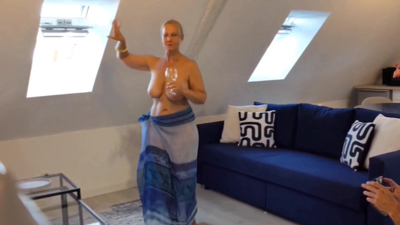 Selena701: Krásná blond zralá manželka si užívá tanec a sex