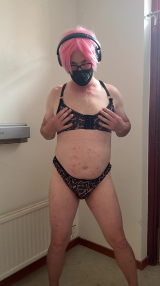 Julia Trans: 분홍색 옷을 입은 창녀는 놀고 자위하다가 사정한다