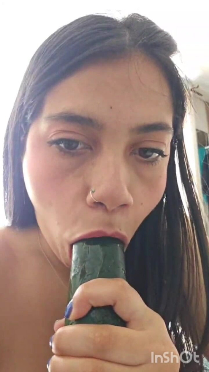 Sweetscarlett: Jugando Con Un Delicioso Pepino