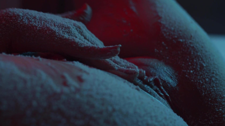 Adalina Smith: Sneeuw valt op mijn tieten en poesje - softcore kersttease close-up