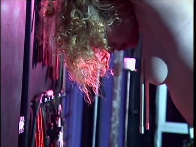 Dark Dungeon Secrets: Trio BDSM torride avec Nina Hartley et randy couple